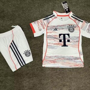 Conjunto Niño Bayern temporada 25/26 Segunda equipación