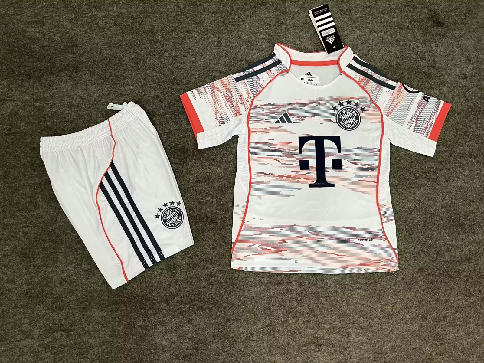 Conjunto Niño Bayern temporada 25/26 Segunda equipación