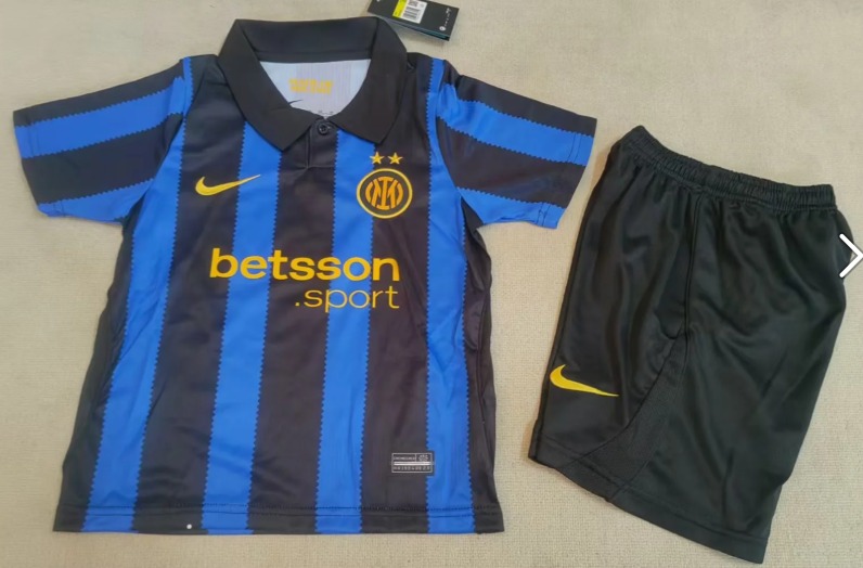 Conjunto Niño Inter de Milán temporada 26/27 Primera equipación