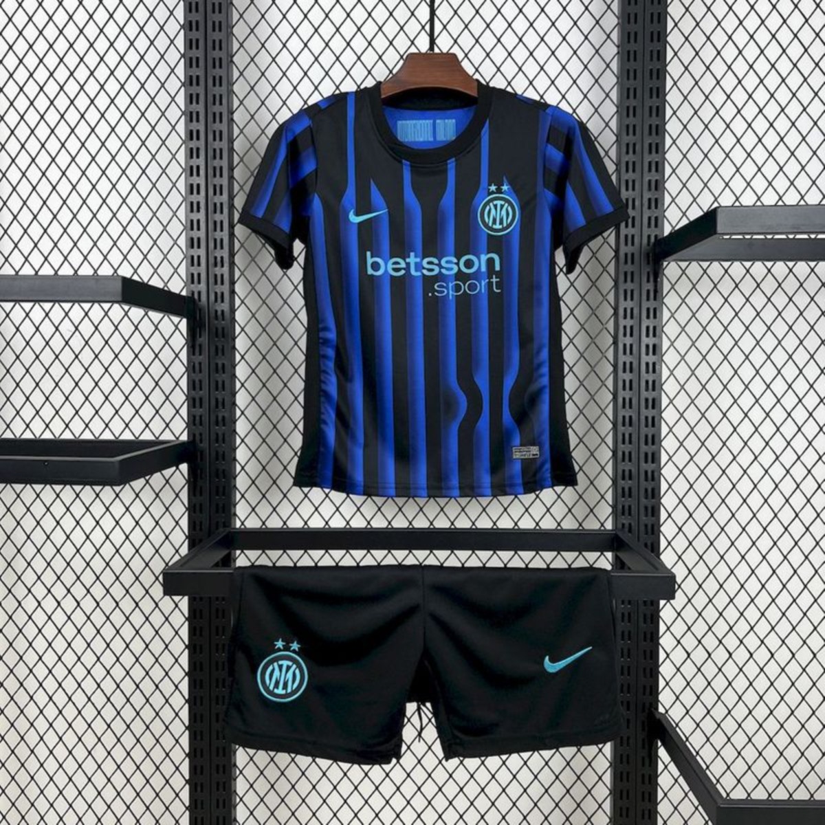 Conjunto Niño Inter de Milán temporada 25/26 Primera equipación