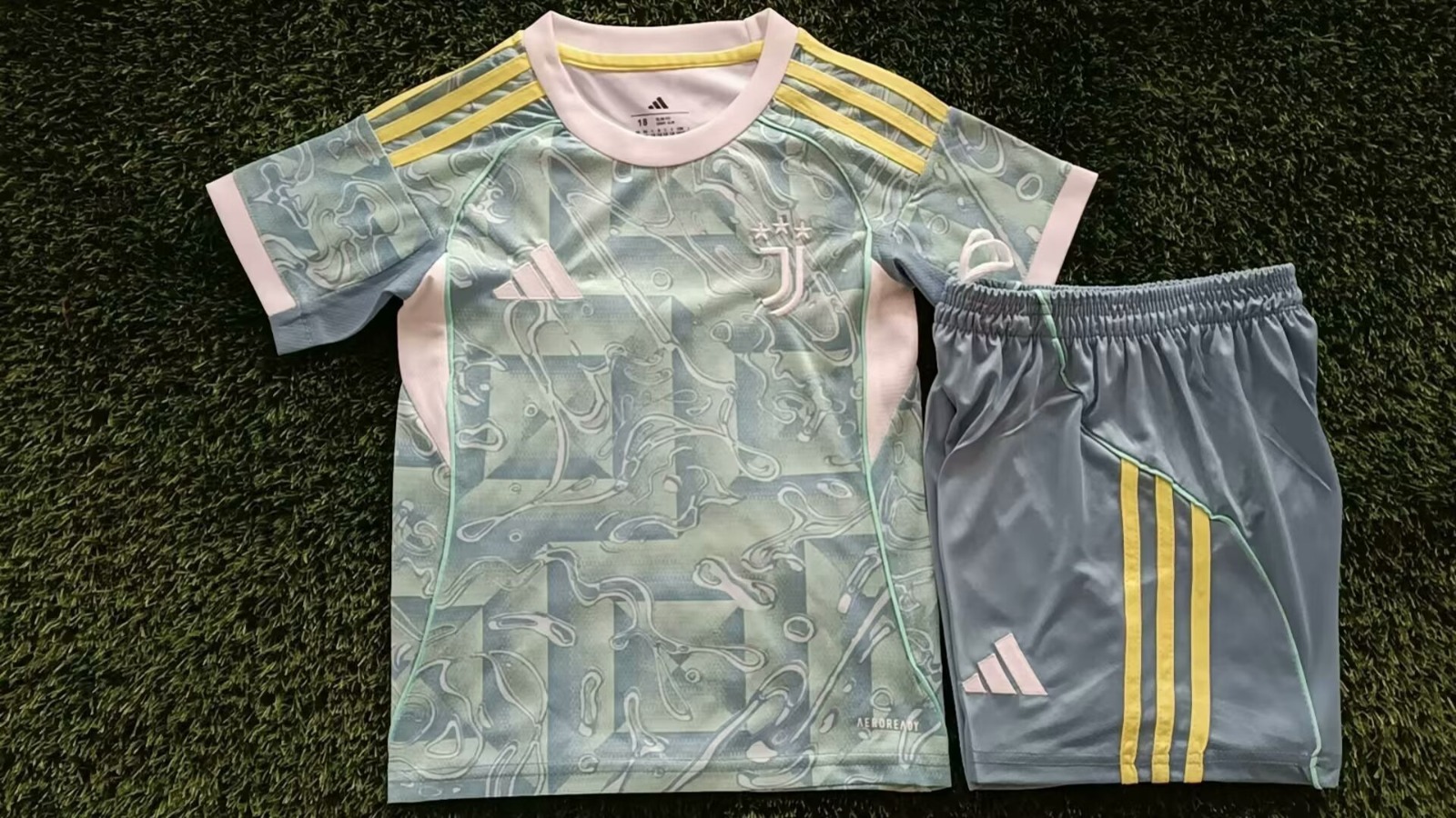 Conjunto Niño Juventus temporada 25/26 Segunda equipación