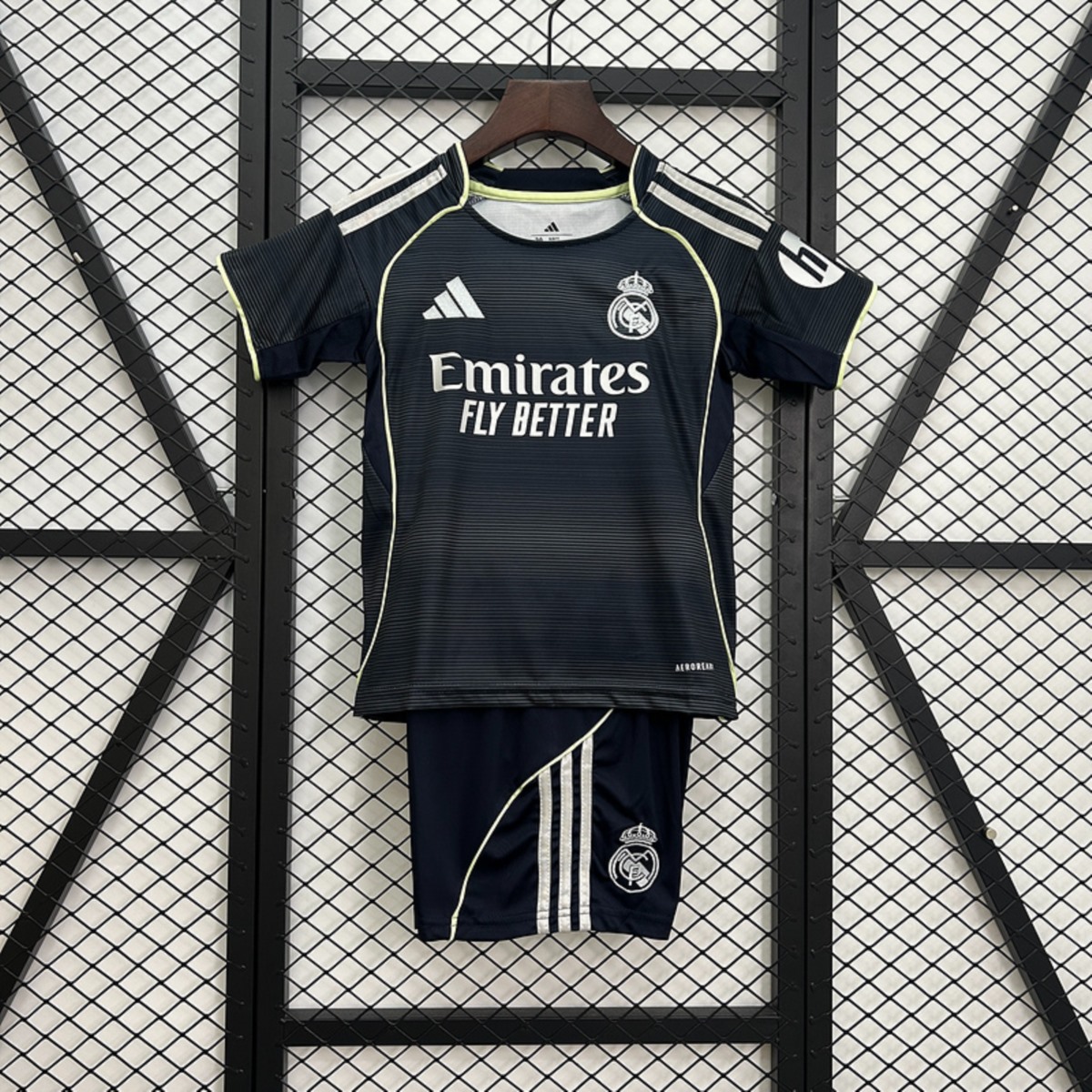 Conjunto Niño Real Madrid temporada 25/26 Segunda equipación