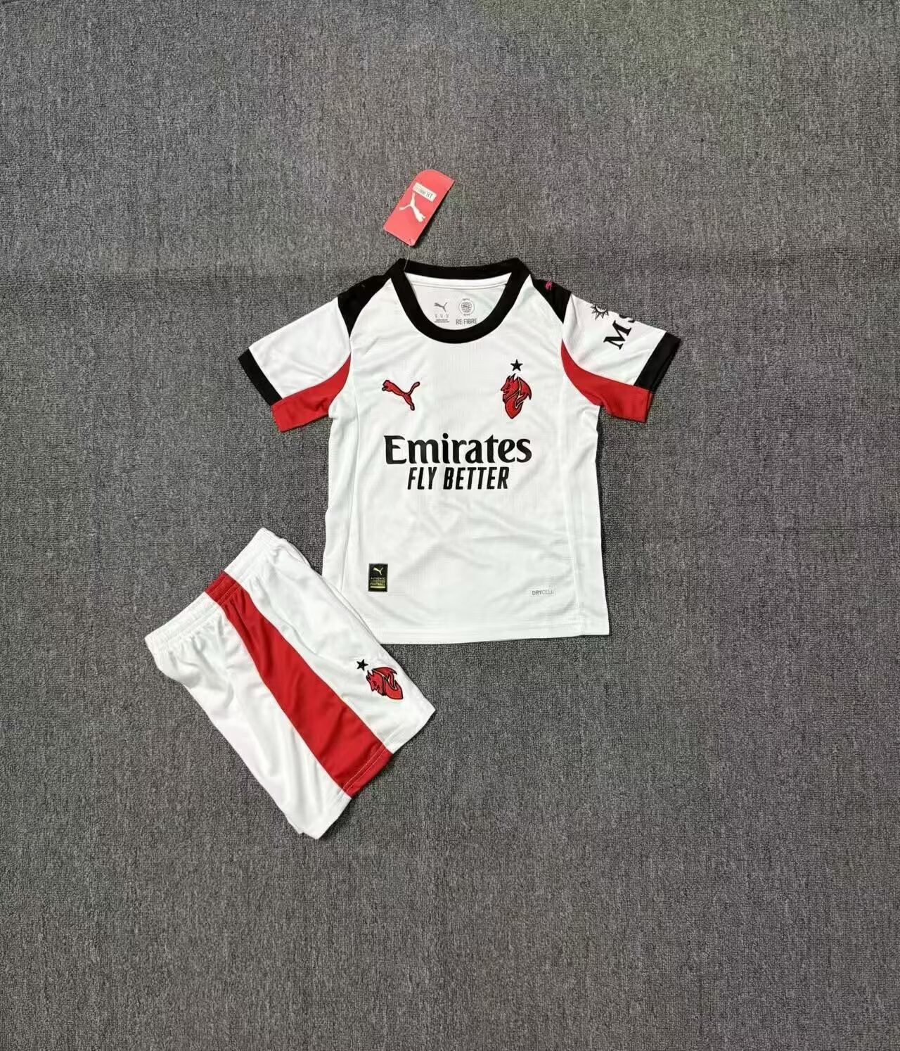 Conjunto Niño Milán temporada 25/26 Segunda equipación