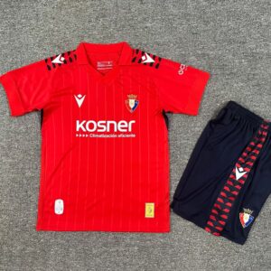 Conjunto Niño Osasuna temporada 25/26 Primera equipación