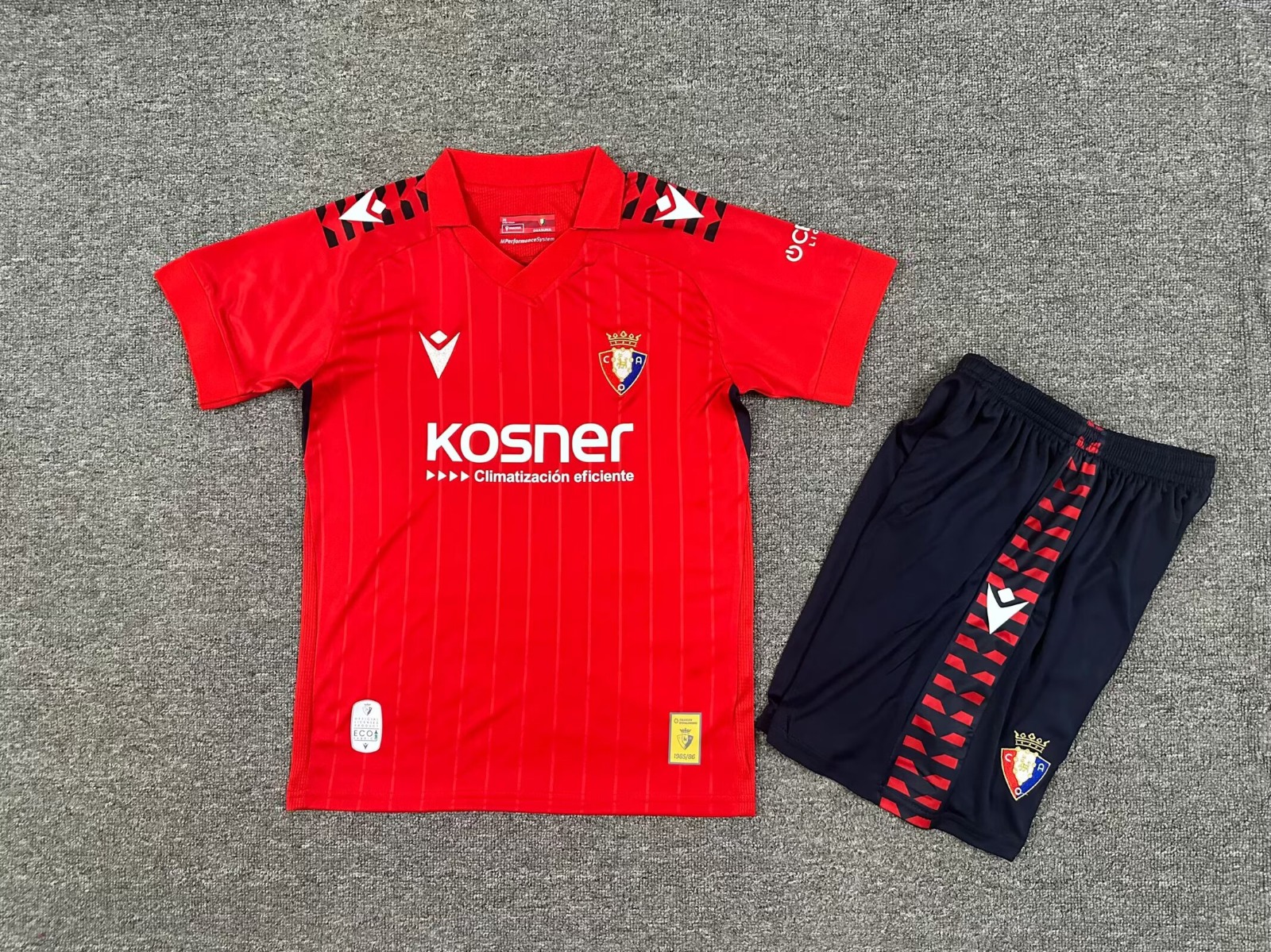 Conjunto Niño Osasuna temporada 25/26 Primera equipación