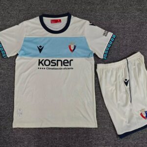 Conjunto Niño Osasuna temporada 26/27 Segunda equipación