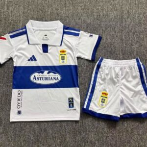 Conjunto Niño Oviedo temporada 26/27 Primera equipación