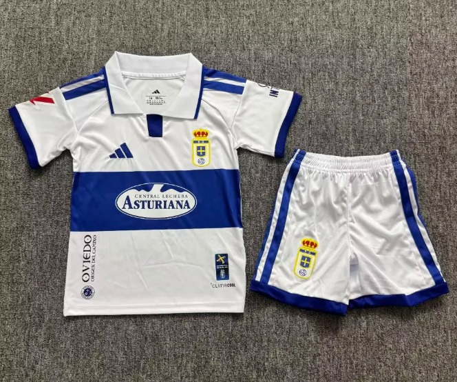 Conjunto Niño Oviedo temporada 26/27 Primera equipación