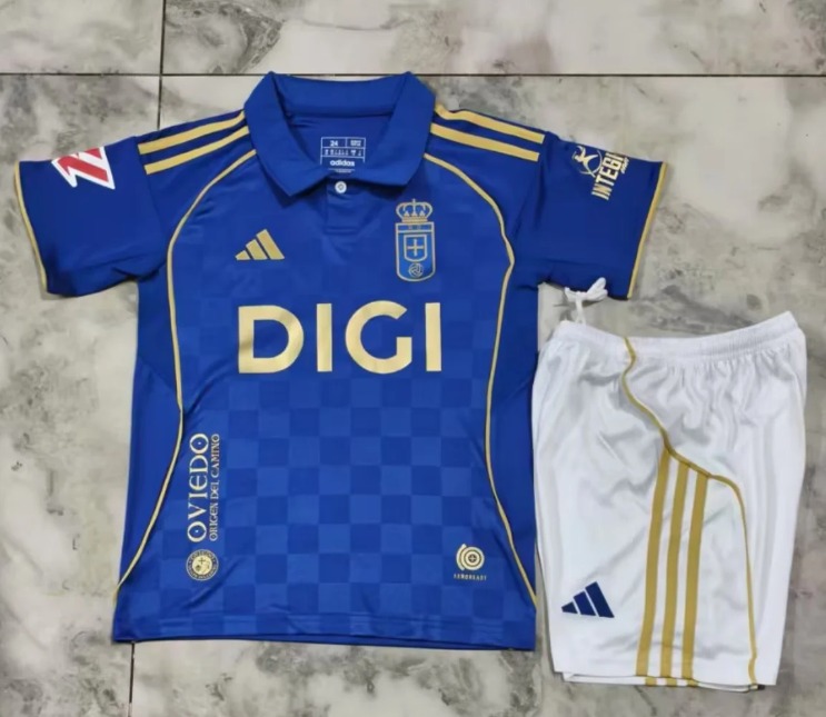 Conjunto Niño Oviedo temporada 25/26 Primera equipación