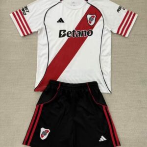 Conjunto Niño River Plate temporada 25/26 Primera equipación