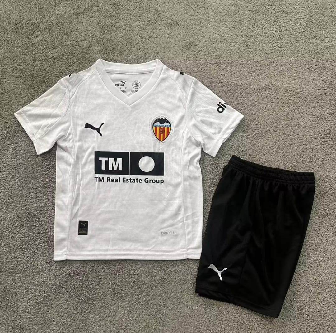Conjunto Niño Valencia temporada 25/26 Primera equipación