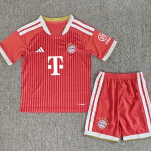 Conjunto Niño Bayern temporada 26/27 Primera equipación