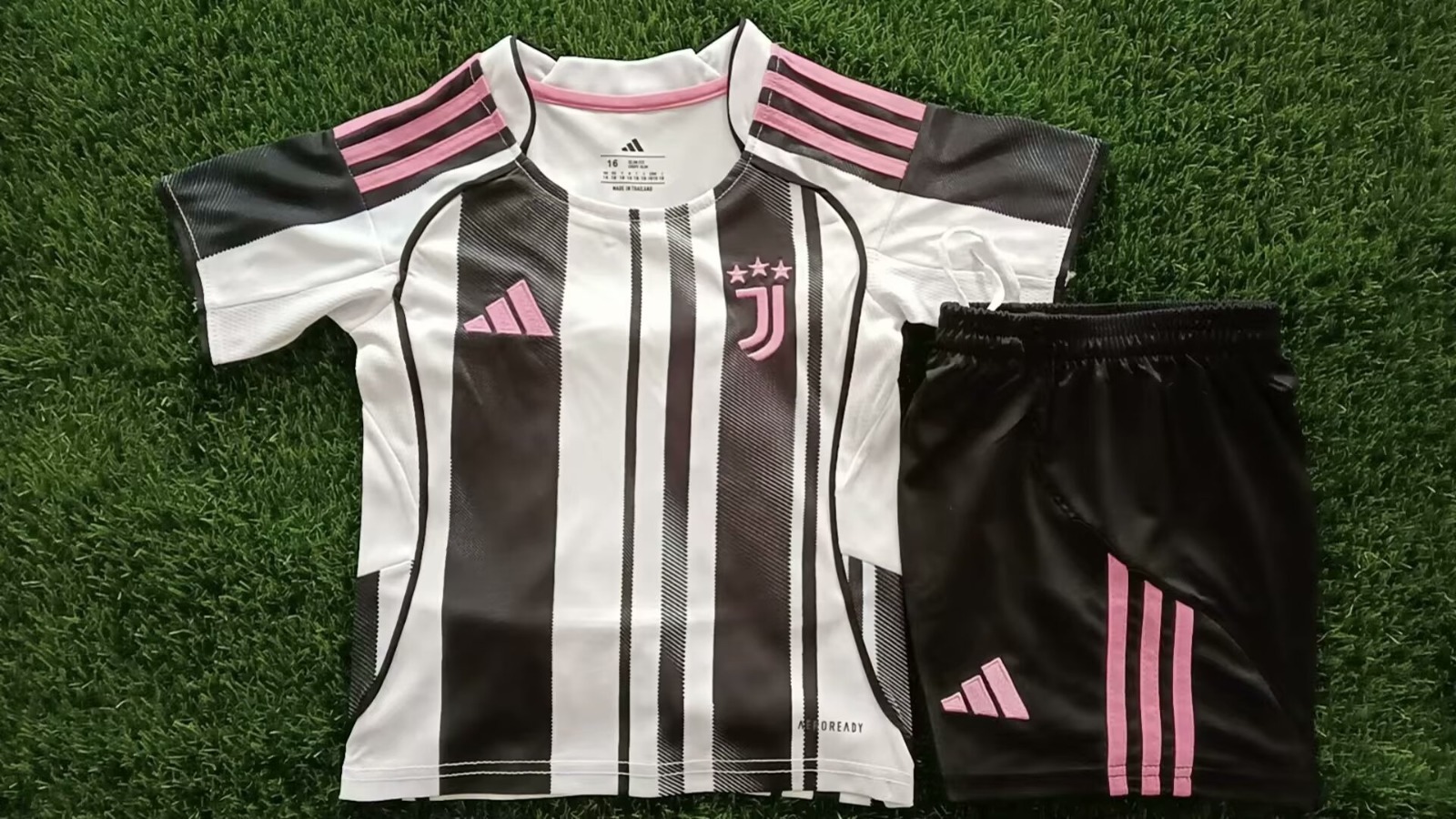 Conjunto Niño Juventus temporada 25/26 Primera equipación