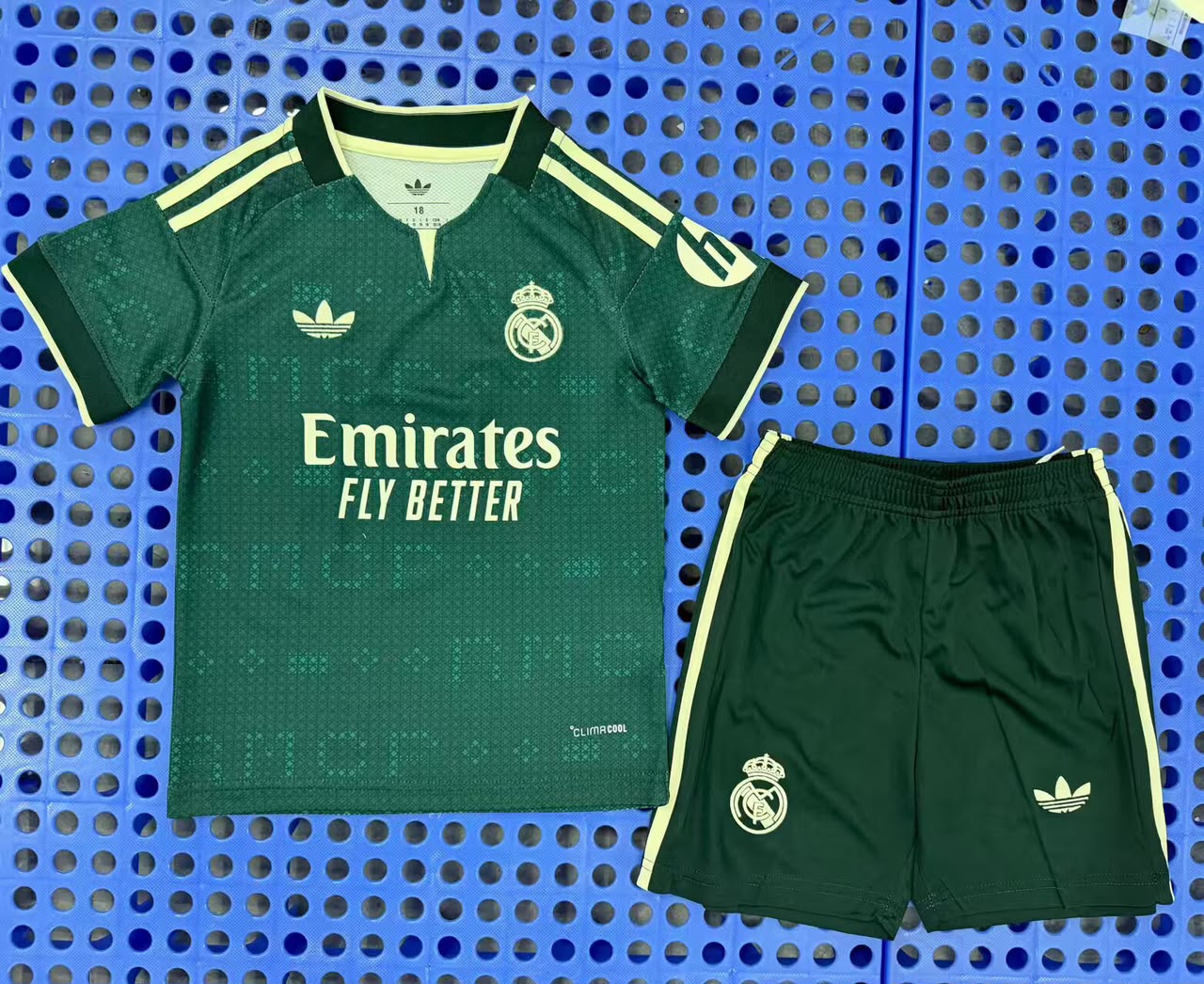 Conjunto Niño Real Madrid temporada 26/27 Segunda equipación
