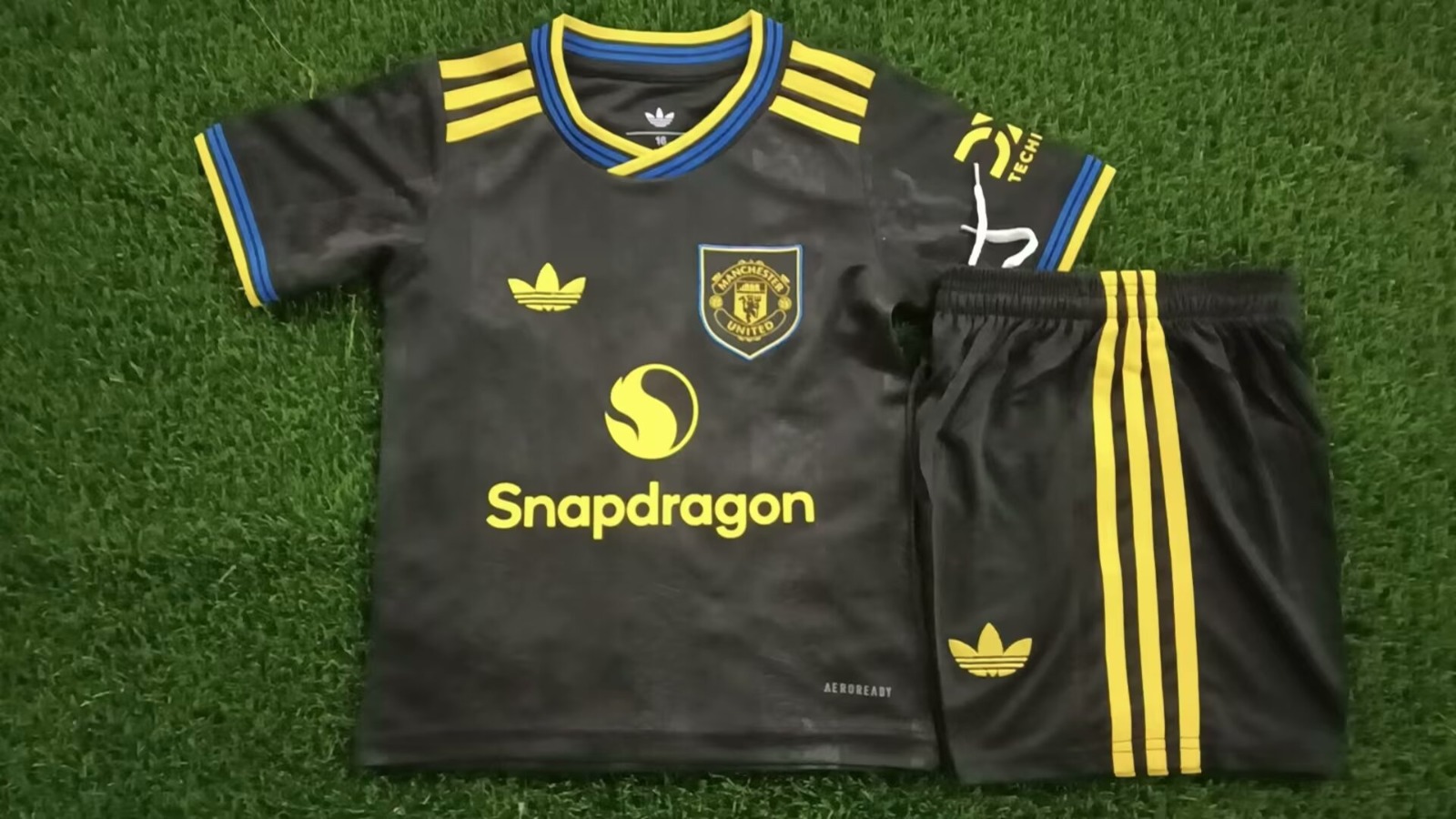 Conjunto Niño Manchester United temporada 25/26 Tercera equipación