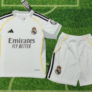 Conjunto Niño Real Madrid temporada 25/26 Primera equipación