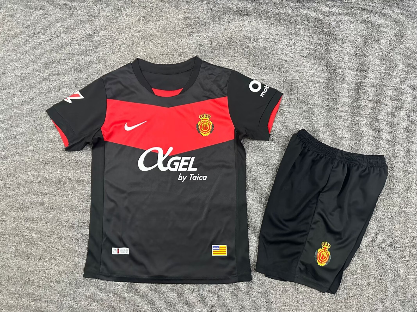 Conjunto Niño Mallorca temporada 25/26 Tercera equipación
